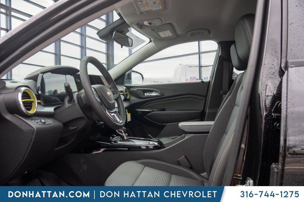 New 2026 Chevrolet Trax LT w/ LT Convenience Package FWD image 3