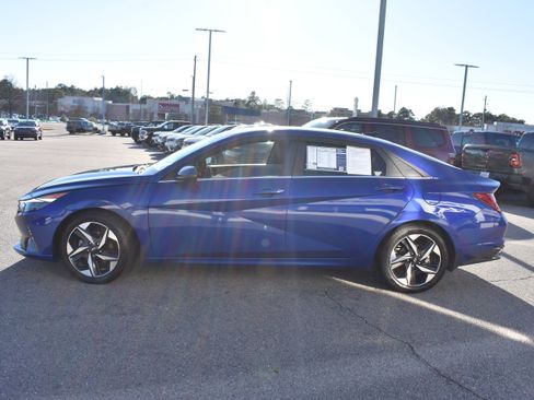 Used 2022 Hyundai Elantra Limited w/ Cargo Package image 6