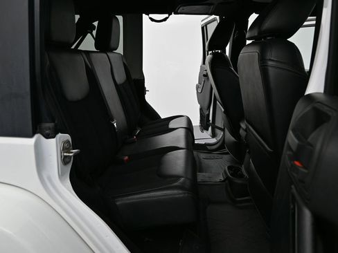 Used 2017 Jeep Wrangler Unlimited Sahara AWD/4WD image 9