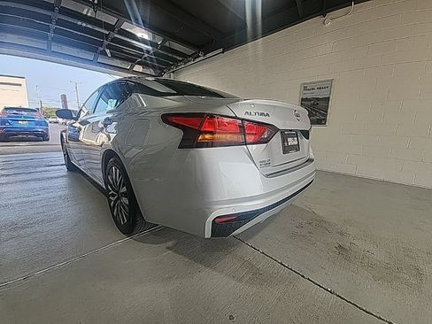 Used 2024 Nissan Altima 2.5 SV FWD image 5