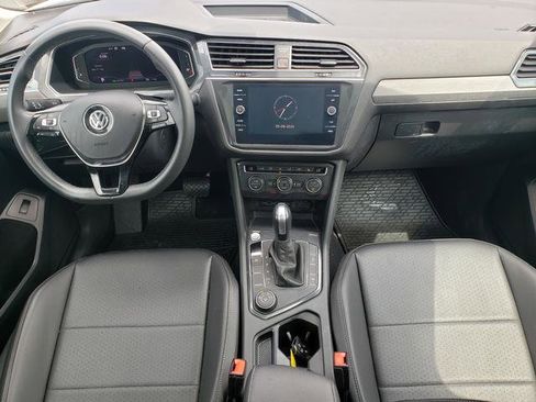 Used 2020 Volkswagen Tiguan SEL AWD/4WD image 16