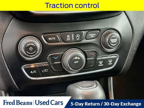 Used 2019 Jeep Cherokee Latitude Plus w/ Cold Weather Group AWD/4WD image 19
