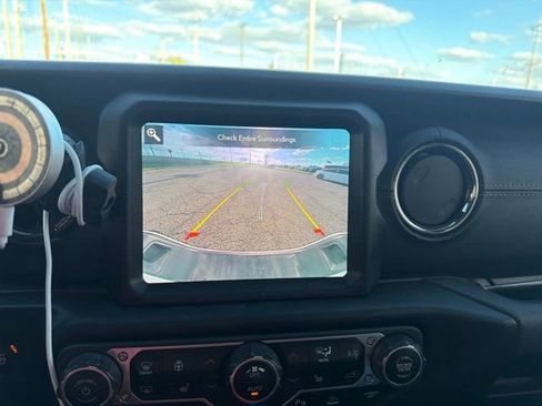Used 2023 Jeep Gladiator Overland AWD/4WD image 9