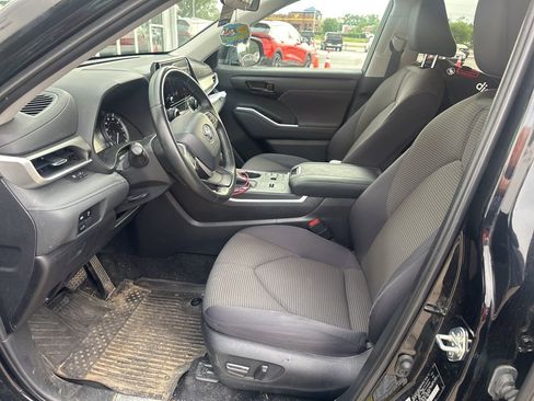 Used 2024 Toyota Highlander LE FWD image 5