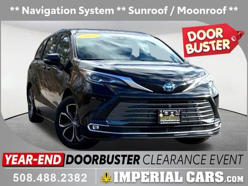 Used 2025 Toyota Sienna Platinum image 1