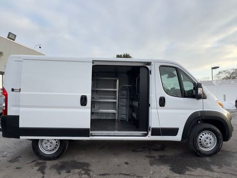Used 2025 RAM ProMaster 2500 w/ Premium Convenience Group FWD image 4
