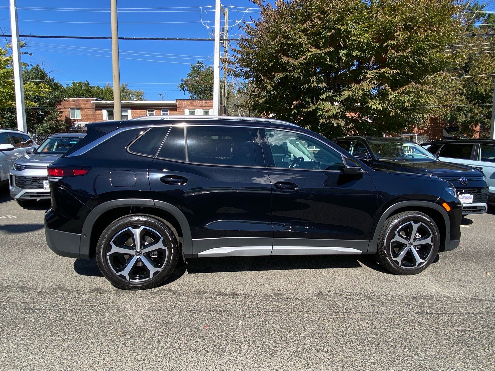 Certified 2026 Volkswagen Tiguan SE FWD image 2