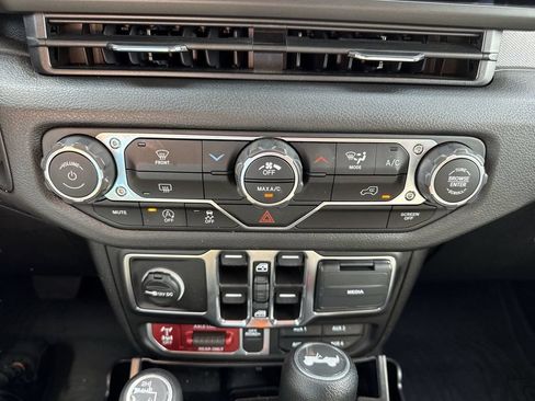Used 2025 Jeep Wrangler Unlimited Sport AWD/4WD image 17