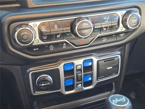 Certified 2018 Jeep Wrangler Unlimited Sahara image 30