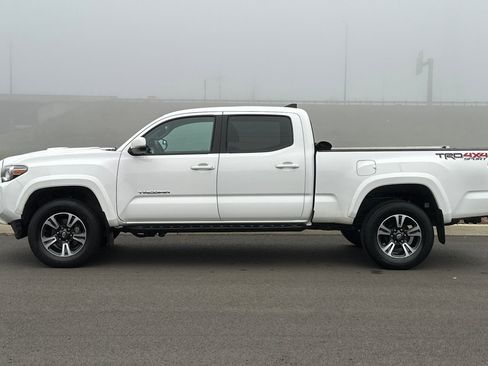 Used 2016 Toyota Tacoma TRD Sport image 6