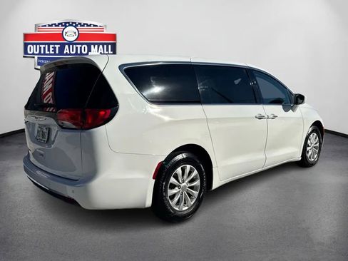 Used 2019 Chrysler Pacifica Touring Plus image 3