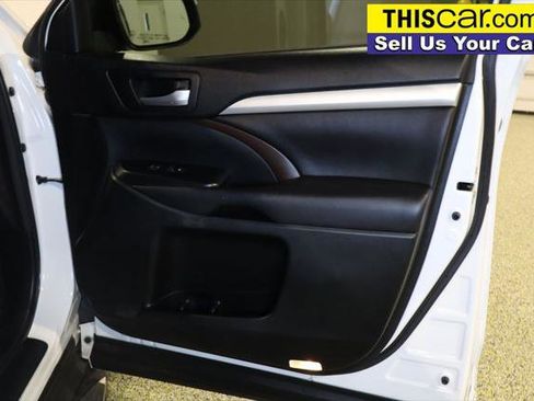Used 2017 Toyota Highlander XLE image 32