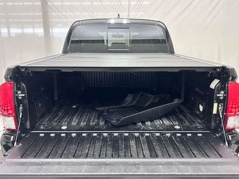 Used 2017 Toyota Tacoma 4x4 Double Cab image 9