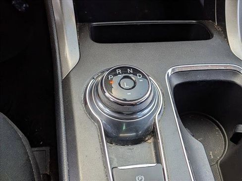 Used 2018 Ford Fusion SE w/ Fusion SE Technology Package FWD image 9