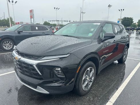 Used 2025 Chevrolet Blazer LT FWD image 2