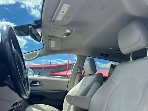 Used 2021 Chrysler Pacifica Touring-L FWD image 24