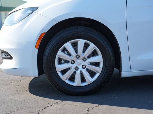 Used 2021 Chrysler Voyager L FWD image 11