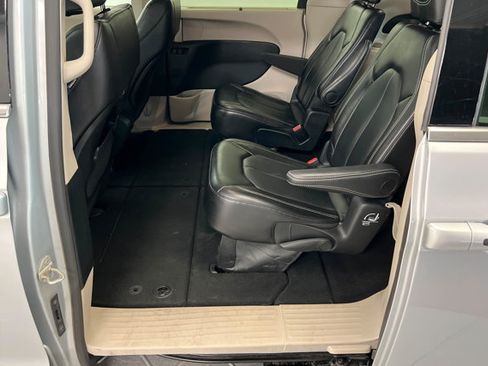 Used 2024 Chrysler Pacifica Touring-L FWD image 20