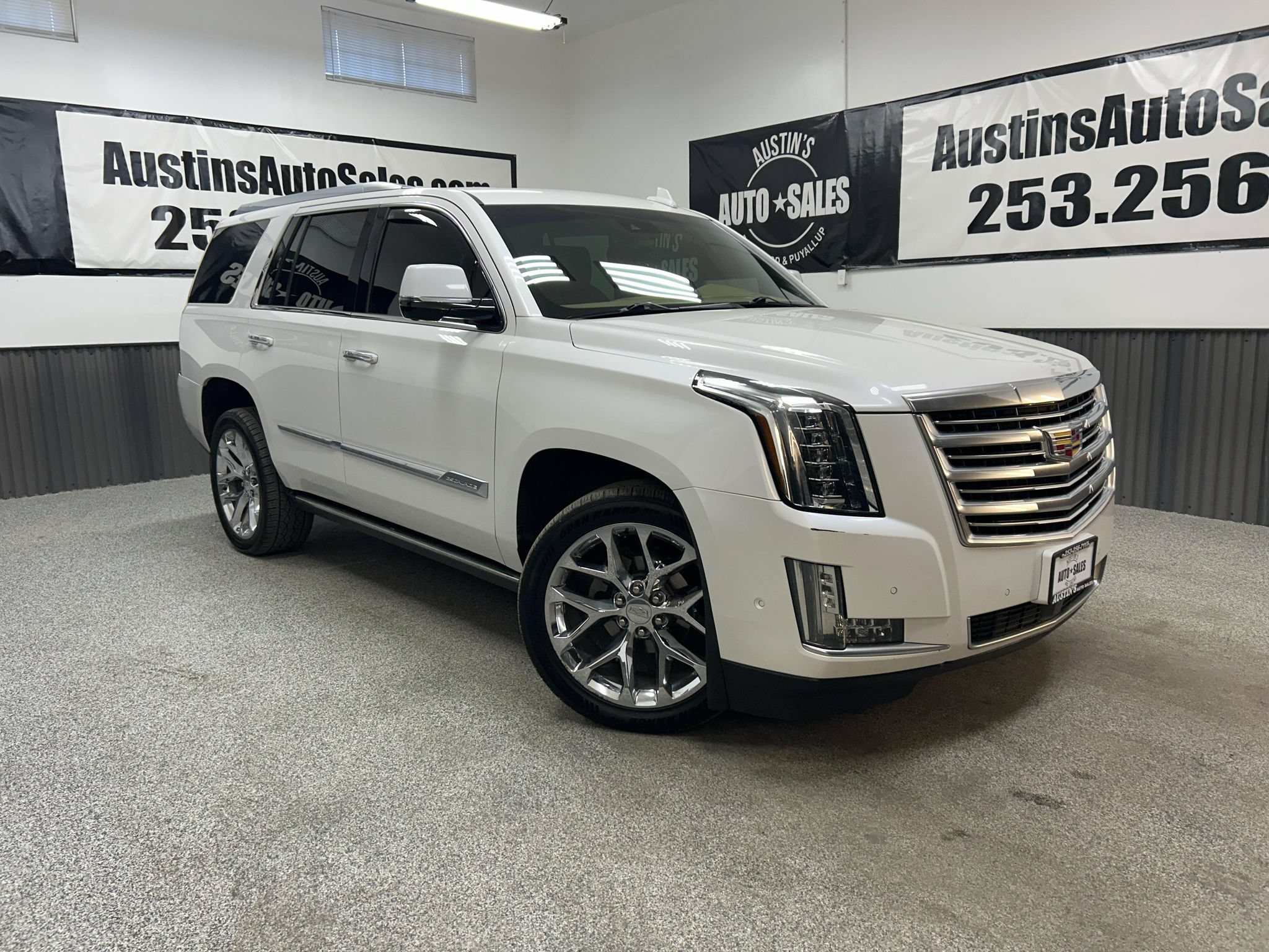Used 2018 Cadillac Escalade Platinum AWD/4WD image 1