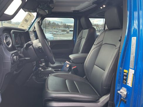 New 2025 Jeep Gladiator Sport w/ Premium Package image 9