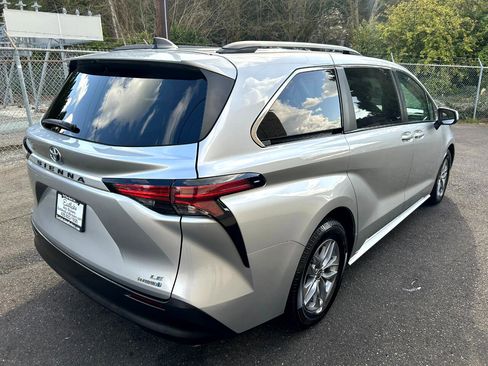 Used 2022 Toyota Sienna LE image 5