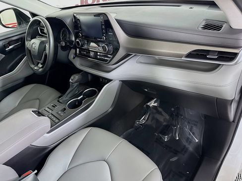 Used 2022 Toyota Highlander XLE AWD/4WD image 34