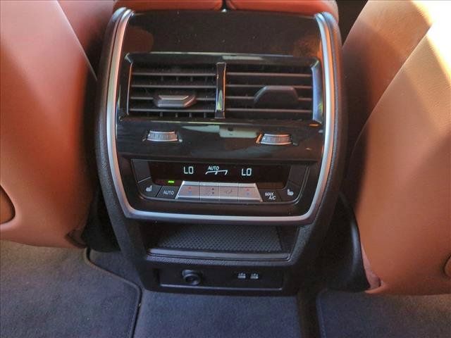 Used 2025 BMW X7 M60i w/ Climate Comfort Package AWD/4WD image 18