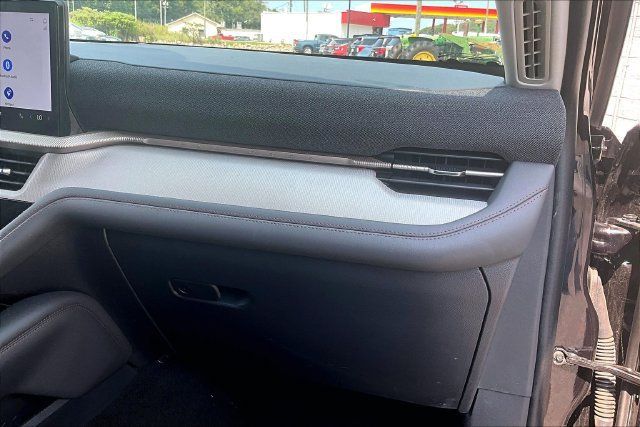 Used 2025 Ford Explorer Active AWD/4WD image 15