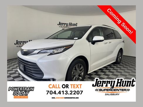 Used 2023 Toyota Sienna XLE FWD image 1