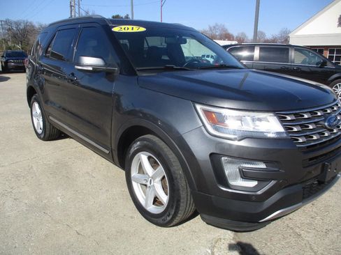 Used 2017 Ford Explorer XLT w/ Equipment Group 202A image 8