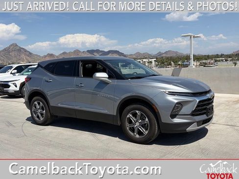 Used 2025 Chevrolet Blazer LT FWD image 1