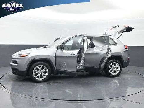 Used 2017 Jeep Cherokee Latitude FWD image 28
