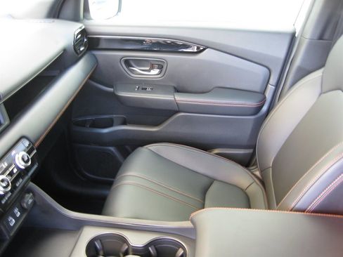 Used 2023 Honda Pilot TrailSport image 23