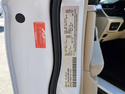 Used 2024 Jeep Grand Cherokee Limited w/ Luxury Tech Group II image 16