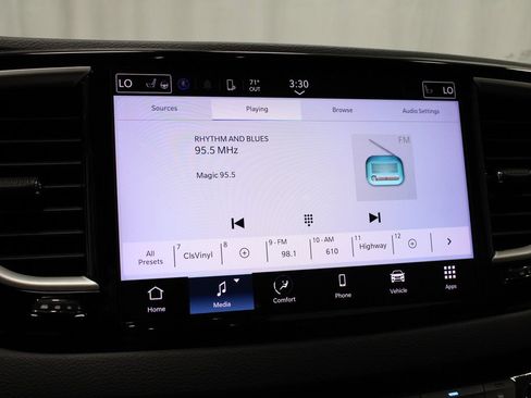 Used 2023 Chrysler Pacifica Touring-L FWD image 2