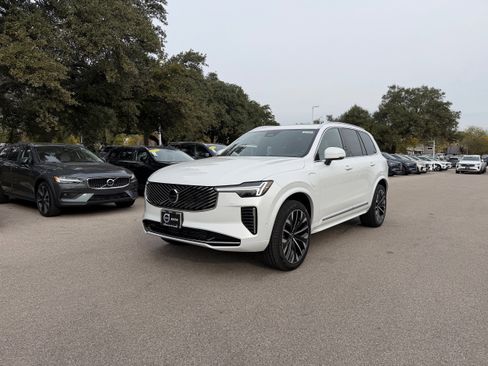 New 2026 Volvo XC90 T8 Plus image 2