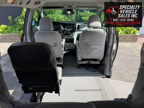 Used 2018 Toyota Sienna LE FWD image 22