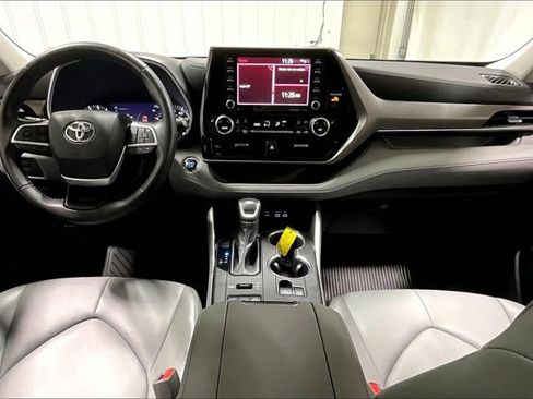 Used 2022 Toyota Highlander XLE AWD/4WD image 15