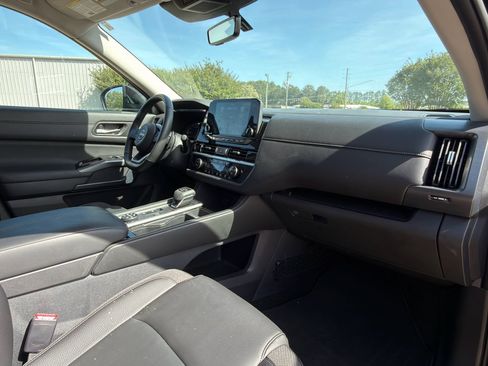 Used 2025 Nissan Pathfinder SL w/ SL Premium Package image 14