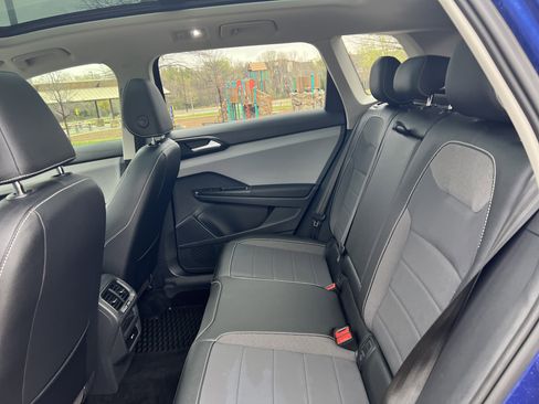 Used 2022 Volkswagen Taos SE w/ Panoramic Sunroof Package image 30