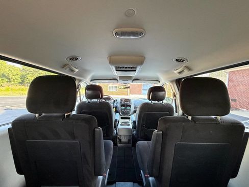 Used 2016 Dodge Grand Caravan SXT w/ UConnect Hands-Free Group FWD image 17