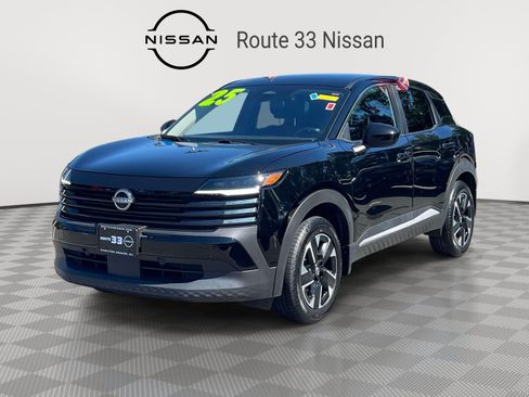 Used 2025 Nissan Kicks SV AWD/4WD image 2