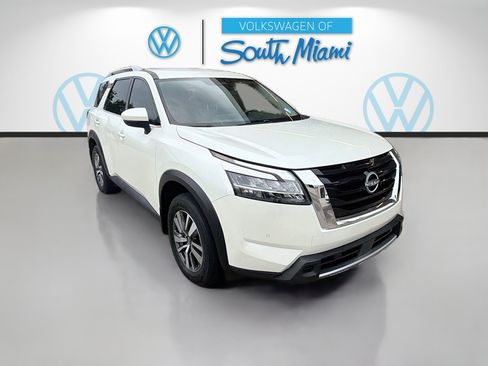Used 2024 Nissan Pathfinder SL FWD image 1