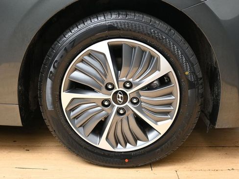 Used 2022 Hyundai Ioniq Limited FWD image 15