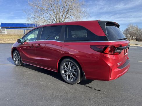 New 2026 Honda Odyssey Touring image 3