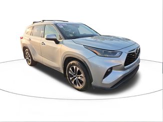 Used 2021 Toyota Highlander XLE video 1