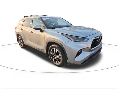 Used 2021 Toyota Highlander XLE image 1