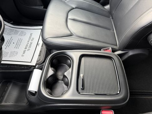 Used 2023 Chrysler Pacifica Touring-L w/ S Appearance Package image 33