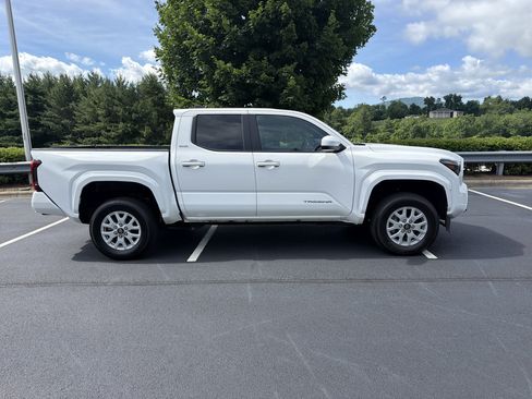Certified 2025 Toyota Tacoma SR5 AWD/4WD image 4