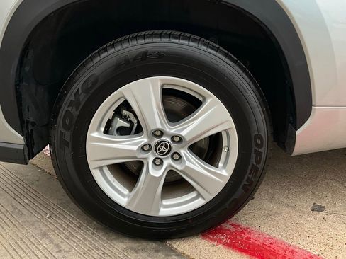 Used 2025 Toyota Highlander LE image 9